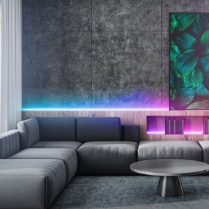 Soggiorno con illuminazione indiretta tramite striscia LED RGBIC sotto il soffitto e la mensola.