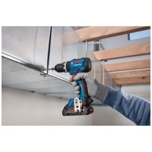 Avvitatore a percussione a batteria Bosch Professional GSB 18V-65 in uso, avvitando nel metallo.