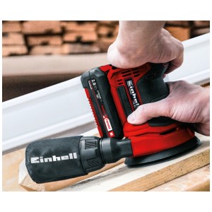 Ponceuse excentrique Einhell TE-RS 18 Li-Solo en utilisation sur une surface en bois.