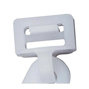 Dettaglio di un gancio per tenda Click-it bianco con traversa per profili mini.