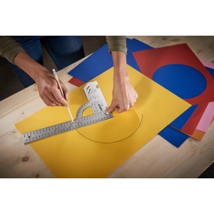 Équerre universelle Wolfcraft 200x300 mm traçant un cercle sur du papier jaune.