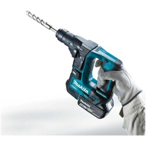 Perforateur burineur sans fil Makita DHR171ZJ avec foret, bleu-noir, en main avec gant.
