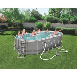 Piscine ovale Quick-Up avec famille dans le jardin, échelle et pompe incluses.
