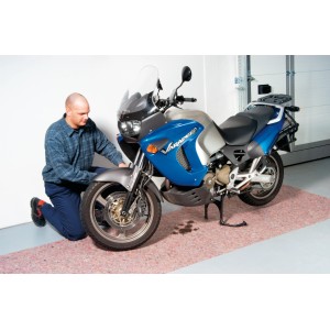 Moto sur non-tissé de protection LUX 1x3m. Le non-tissé protège le sol de l'huile et de la saleté.