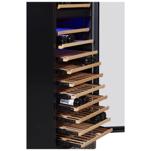 Schwarzer Kibernetik Weinklimaschrank mit ausziehbaren Buchenholzregalen, blauer LED-Beleuchtung und Weinflaschen.