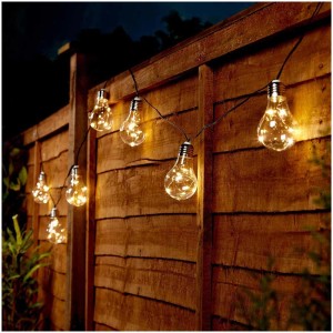Guirlande solaire vintage avec 10 ampoules LED blanc chaud sur une clôture en bois.