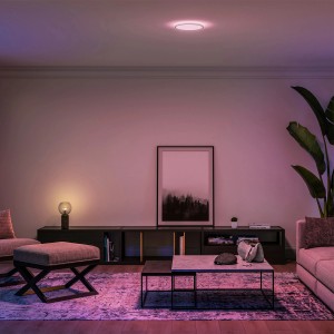 Pannello LED Philips Hue Tento bianco, illuminato a colori nel soggiorno.