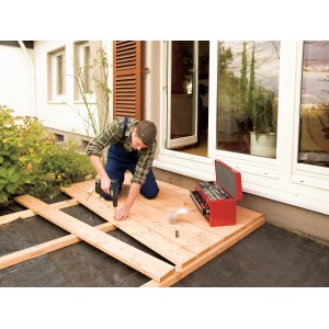 Artisan vissant des lames de terrasse avec des vis à terrasse à tête fraisée en acier inoxydable (5x50).