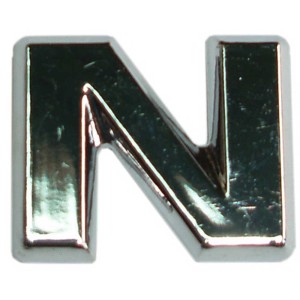 Adesivo 3D cromato lettera N, 3x3 cm, autoadesivo per decorazioni esterne.
