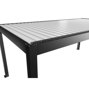 Dunkelgrau-metallic Biohort Pergola mit weißen, verstellbaren Lamellen. Moderne Terrassenüberdachung.
