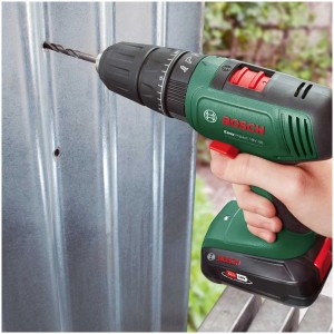 Avvitatore a batteria Bosch EasyImpact che fora il metallo.