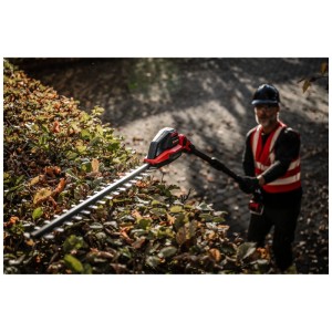 Outil multifonction sans fil Einhell GP-HC 18/5020 taillant une haie.