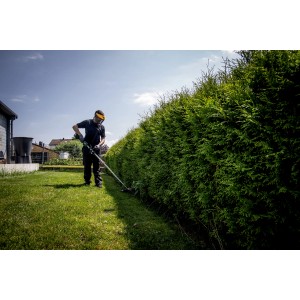 Homme taillant une haie avec un coupe-bordure sans fil Metabo RTD 18 LTX BL 30. Coupe-bordure sans fil léger pour le jardinage.