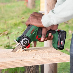 Sega a batteria Bosch UniversalCut 18V-65 taglia legno. Seghetto alternativo compatto con tecnologia NanoBlade.