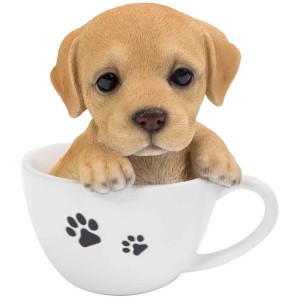 Beiger Labrador-Welpe in Tasse, Gartendeko von Vivid Arts, 14,2x13,2x12,7 cm.