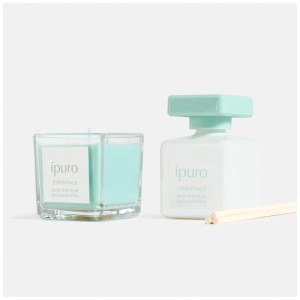 Ipuro Essentials Geschenkset: hellblaue Duftkerze im Glas und weißer Raumduft-Diffuser mit Stäbchen. Duft Time to be.