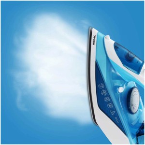 Ferro da stiro a vapore Trisa Comfort Steam i5717 blu in uso.