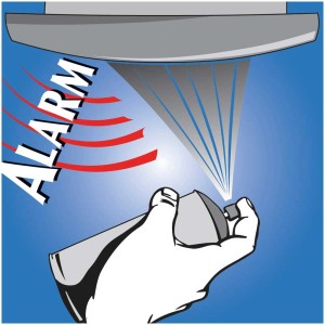 Illustration : une main vaporise le spray de test Abus RWM sur un détecteur de fumée pour vérifier son fonctionnement.