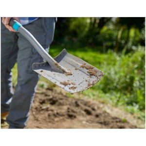 Bêche télescopique Gardena ErgoLine avec des restes de terre sur la lame. Idéale pour bêcher et ameublir le sol.
