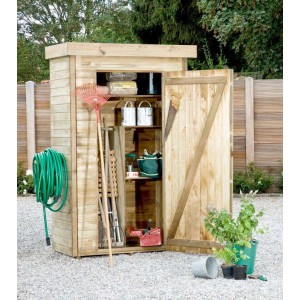 Casetta da giardino Alpholz Theodor in pino con porta aperta e attrezzi da giardinaggio.