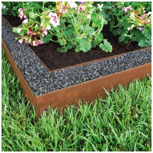 Bordure de pelouse Bellissa Corten, 118x13cm, dans jardin avec plantes et pierres.