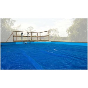 Bâche thermique bleue Weka sur piscine en bois massif taille 2. Couverture de piscine avec film à bulles.