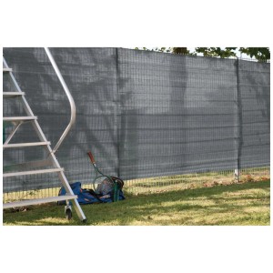 Brise-vue PE anthracite 150x500 cm sur clôture, avec échelle et raquette de tennis.