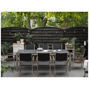 Beliani Gartentisch Grosseto, schwarze Granitplatte, Edelstahlgestell, mit Stühlen im Garten.