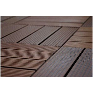 Dalles clipsables Gartec WPC Marrone, 30x30 cm, posées. Dalles en bois pour terrasse et balcon.