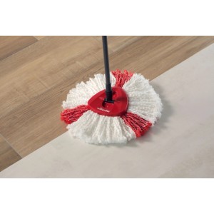 Balai serpillère Vileda EasyWring & Clean avec tête microfibre rouge et blanche sur parquet et carrelage. Appareil de nettoyage.