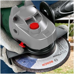 Bosch Akku-Winkelschleifer UniversalGrind 18V-75 mit Akku und Schleifscheibe.