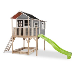 Maisonnette en bois grise EXIT Loft 750 avec toboggan, bac à sable et échelle.