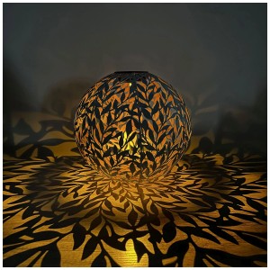 Sfera solare LED Schönenberger Olea, Ø 30 cm, luce bianca calda e motivo a foglie per giardino e terrazzo.