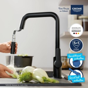 Miscelatore monocomando da cucina Grohe nero con doccetta che lava le verdure.