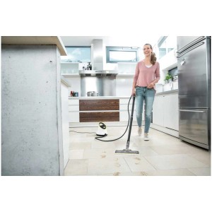 Femme nettoie un carrelage avec le nettoyeur vapeur Kärcher SC 2 Deluxe. L'appareil est blanc/jaune.