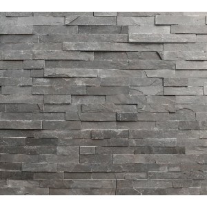 Parete rivestita con listelli in ardesia nera (15x60 cm) per interni.