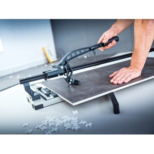 Tagliapiastrelle professionale LUX FSM-1000 taglia una piastrella.