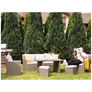 Beliani Set lounge Fonti 5 posti, rattan color talpa con cuscini grigi. Set mobili da giardino con tavolo, divano, poltrone e sgabelli.