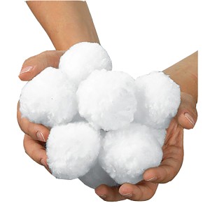 Mains tenant des balles filtrantes pour piscine Gre Aqualoon (700g), une alternative au sable filtrant.