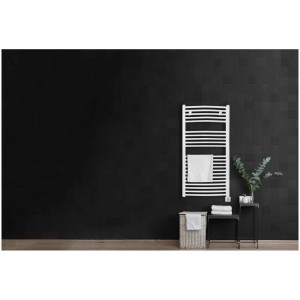 Radiateur sèche-serviettes Sonnenkönig Nela 2, blanc, avec serviette dans salle de bain moderne.