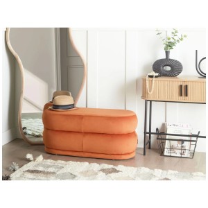 Banquette de lit Beliani Ellendale orange en velours utilisée comme tabouret.