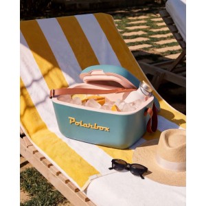 Frigorifero portatile Polarbox Retro petrolio-giallo, aperto con ghiaccio, limone, bottiglia, manico in pelle, su sdraio. 12 l per picnic, spiaggia.