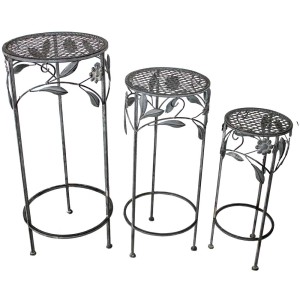 Tre supporti per piante in ferro grigio antico con decoro floreale di diverse altezze.