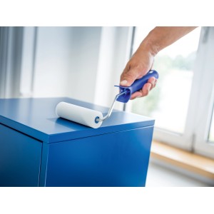 Rouleau en mousse LUX 11 cm blanc peignant une surface bleue.
