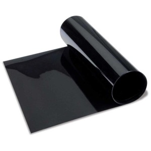 Striscia parasole Foliatec nero intenso, arrotolata. Protezione da abbagliamento e privacy per finestrini auto.