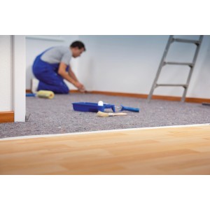 Le non-tissé de protection gris LUX 1x50m protège le sol lors des travaux de peinture en intérieur.