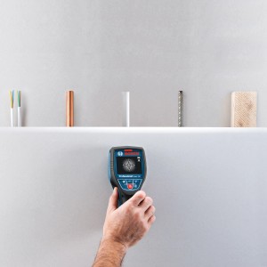 Détecteur Bosch Professional D-tect 120 en utilisation, vérification murale pour tuyaux et câbles.