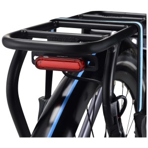 Feu arrière noir Infini E-Bike Candela monté sur le porte-bagages.