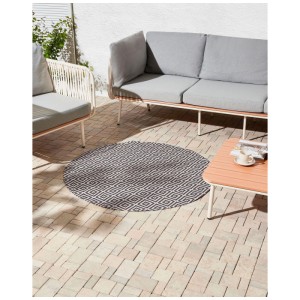 Runder Beliani Outdoor-Teppich Thrissur in Grau-Weiss mit geometrischem Gittermuster auf Terrasse.