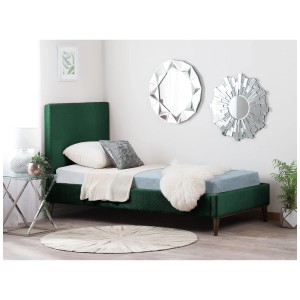 Matelas Beliani Bliss 90x200 cm sur un cadre de lit vert avec coussins et couvertures.